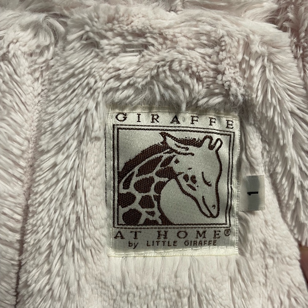 Giraffe at home pink fur robe - Picture 4 of 4